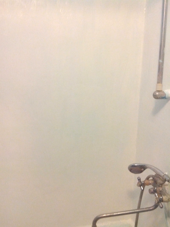 стена-в-ванной-комнате-окрашенная-гидроизоляцией-r-composit