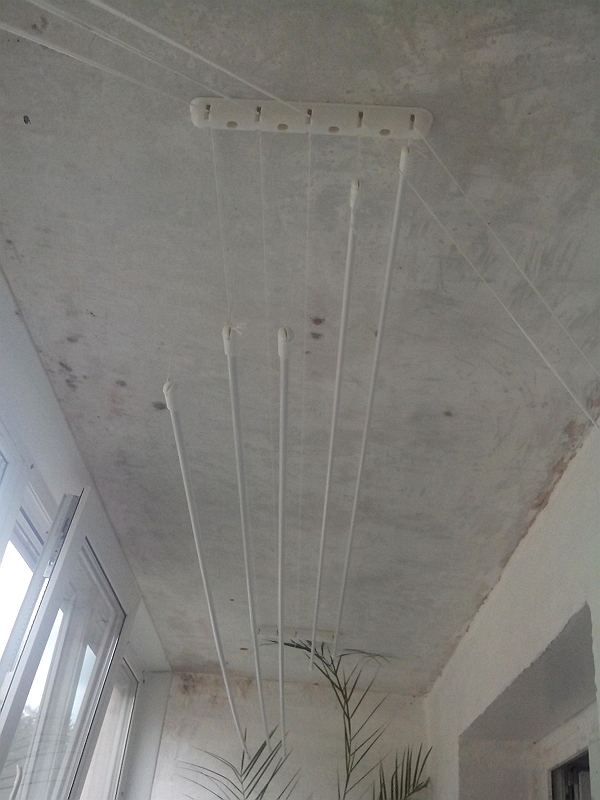 фото потолочной сушилки закрепленной на потолке на лоджии